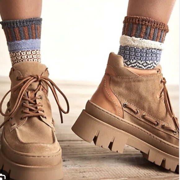 Free People Shoes - FREE PEOPLE
DAWN WOMENS LEATHER LUG SOLE BOOTS